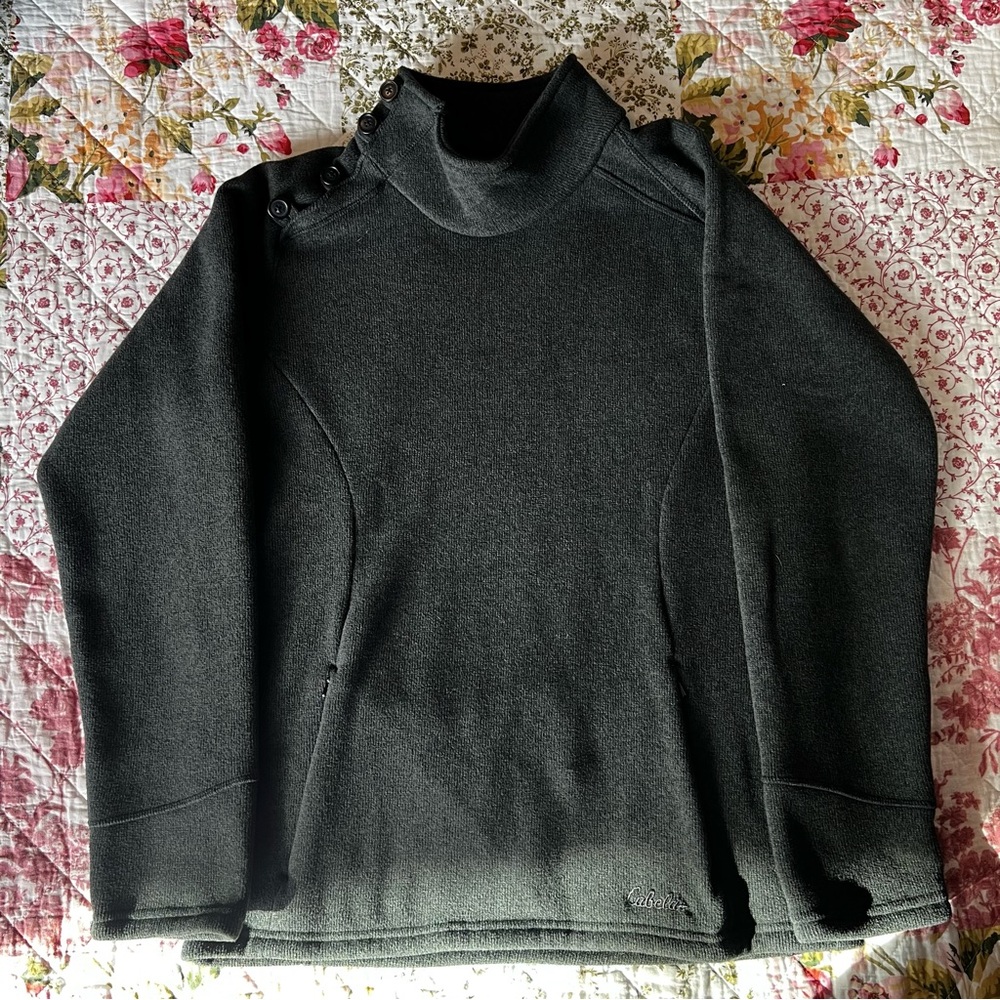 Cabela’s side button turtleneck Size large